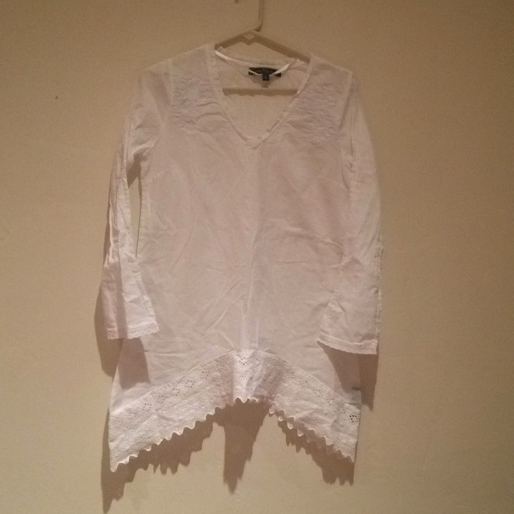 100% White cotton shirt.